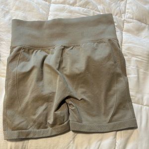 Butt scrunch biker shorts (tan)